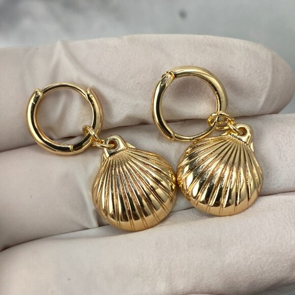 14K Gold Shell Danity Earrings - Picture 4 of 7